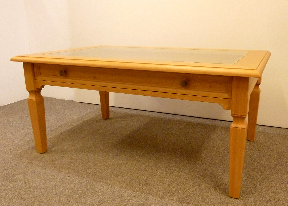 Couchtisch-Freising-mit-Glasplatte