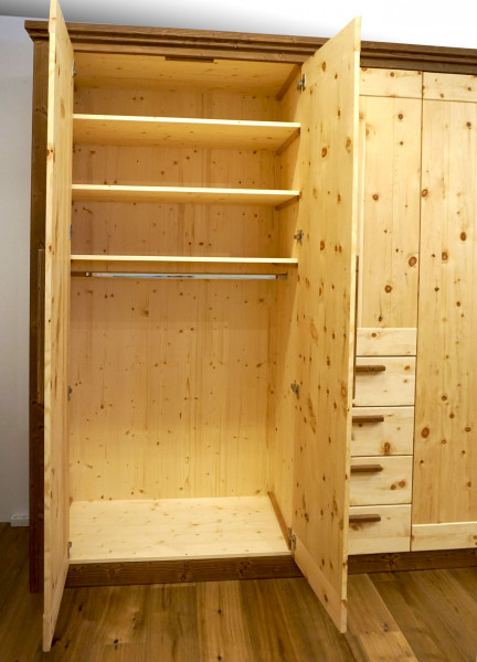 Kleiderschrank Wörgl - Holzart und Farbton: Fichte gebürstet, rot gölt